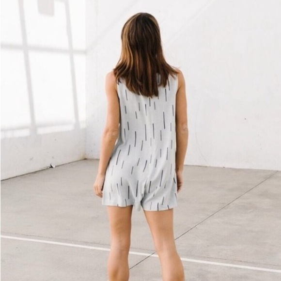 Grade & Gather Gray Sleeveless Romper Size M - Picture 2 of 9